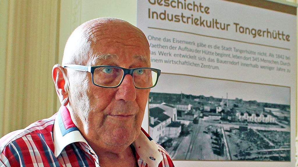 Frank Dreihaupt vor einem Aufsteller zur Industriegeschichte in Tangerhütte.