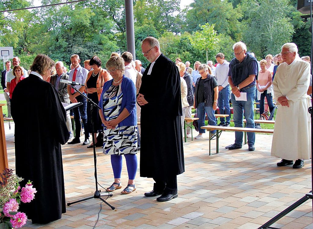 Segen von Superintendentin Ute Mertens für Johannes Henke und Frau beim Gottesdienst auf der Kantorwiese.