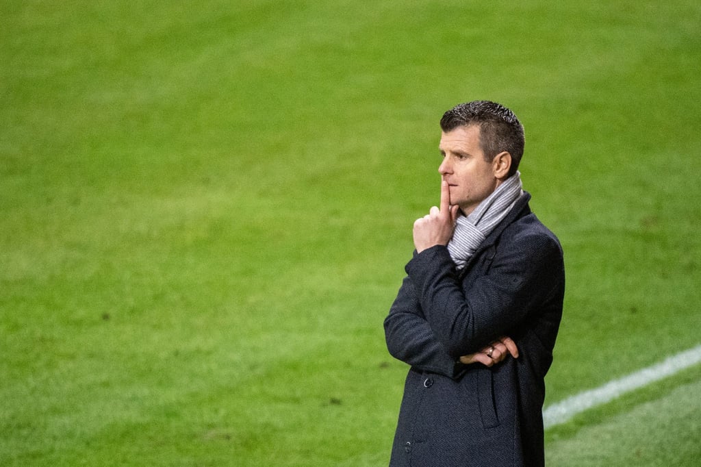 Bayern-Trainer Jens Scheuer beobachtet das Spiel.