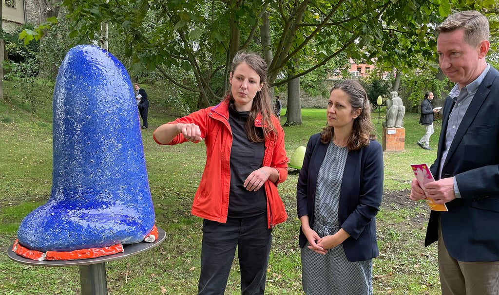 Julia Himmelmann (links) erläutert Museumsleiterin Nadine Panteleon und einem Besucher die Entstehung einer Keramik.