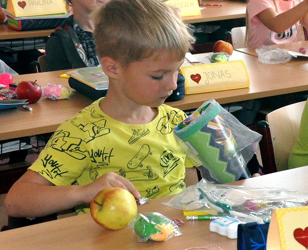 Wie seine Mitschüler der ersten Klasse der Grundschule Westeregeln war Florian ganz gespannt darauf, was in der Schultüte der Zahnarztkammer alles steckt.