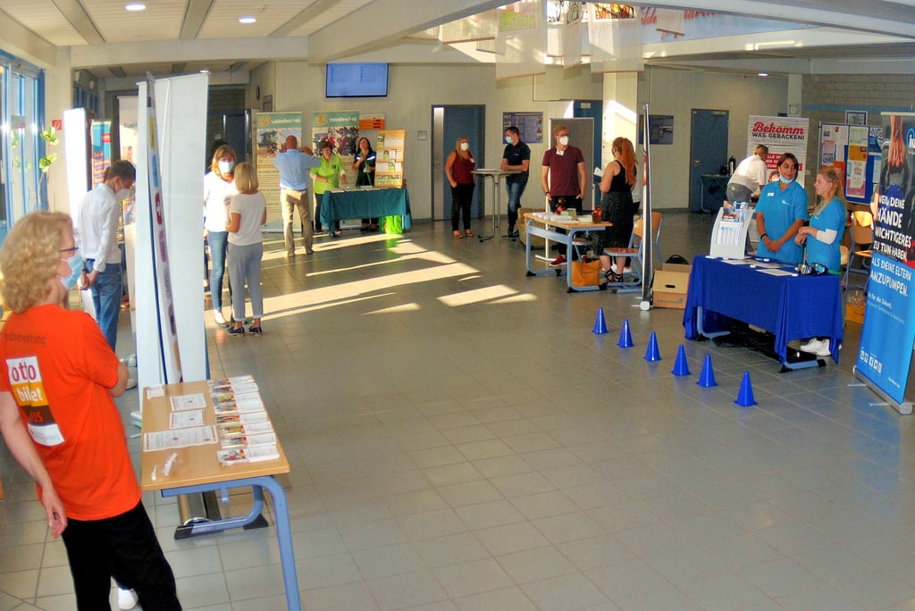 Zur siebten Berufsmesser in Oschersleben hatte der Arbeitskreis Wanzleben-Oschersleben ?Schule trifft Wirtschaft? in die Europaschule in Oschersleben eingeladen. Über 30 Firmen stellten sich vor und rund 200 interessierte Schülerinnen und Schüler kamen.
