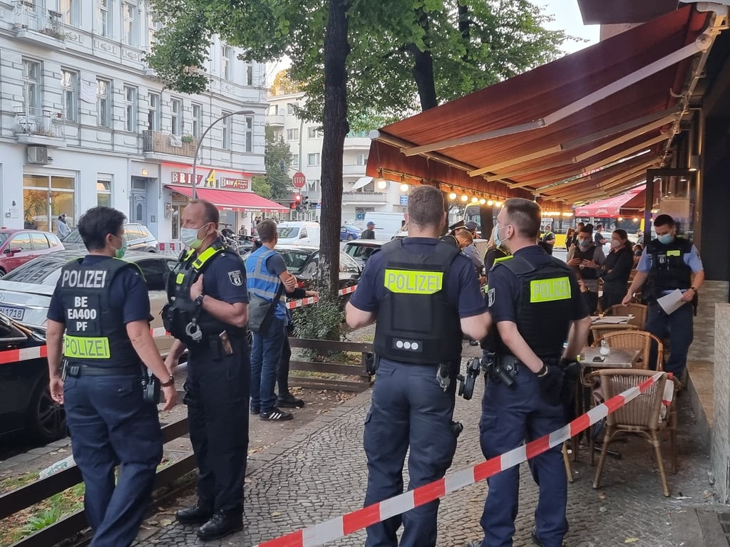 Einsatzkräfte überprüfen am Abend diverse Gewerbeeinheiten in Neukölln.