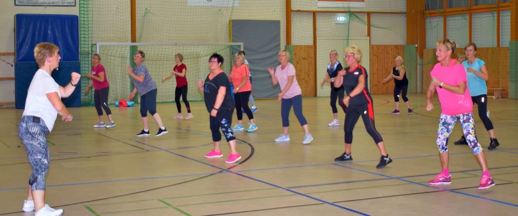 Der Montagabend ist für die Frauen der Abteilung Aerobic des SV Eintracht Gommern seit inzwischen mehr als 20 Jahren ihre feste Übungszeit. Im Herz-Kreislauf-Training in der ersten Stunde erarbeiten sich die Frauen gemeinsam mit Übungsleiterin Dorothea Schippan (l.) eine Choreografie.