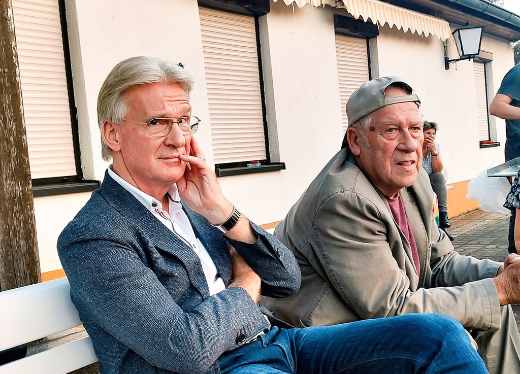 Michael Schädlich (links) und Dieter Käferhaus diskutierten in Alsleben auf dem Sportplatz über die Bedeutung der Vereine.