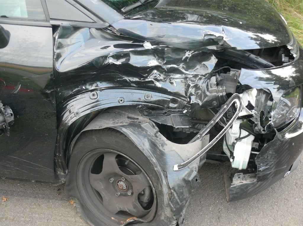 Weil ein Autofahrer, laut Polizeiangaben, während der Fahrt vermutlich auf sein Handy geschaut hat, sah er nicht auf die Fahrbahn und kollidierte auf der K1155 Richtung Eichenbarleben mit einem 16-jährigen Motorradfahrer.