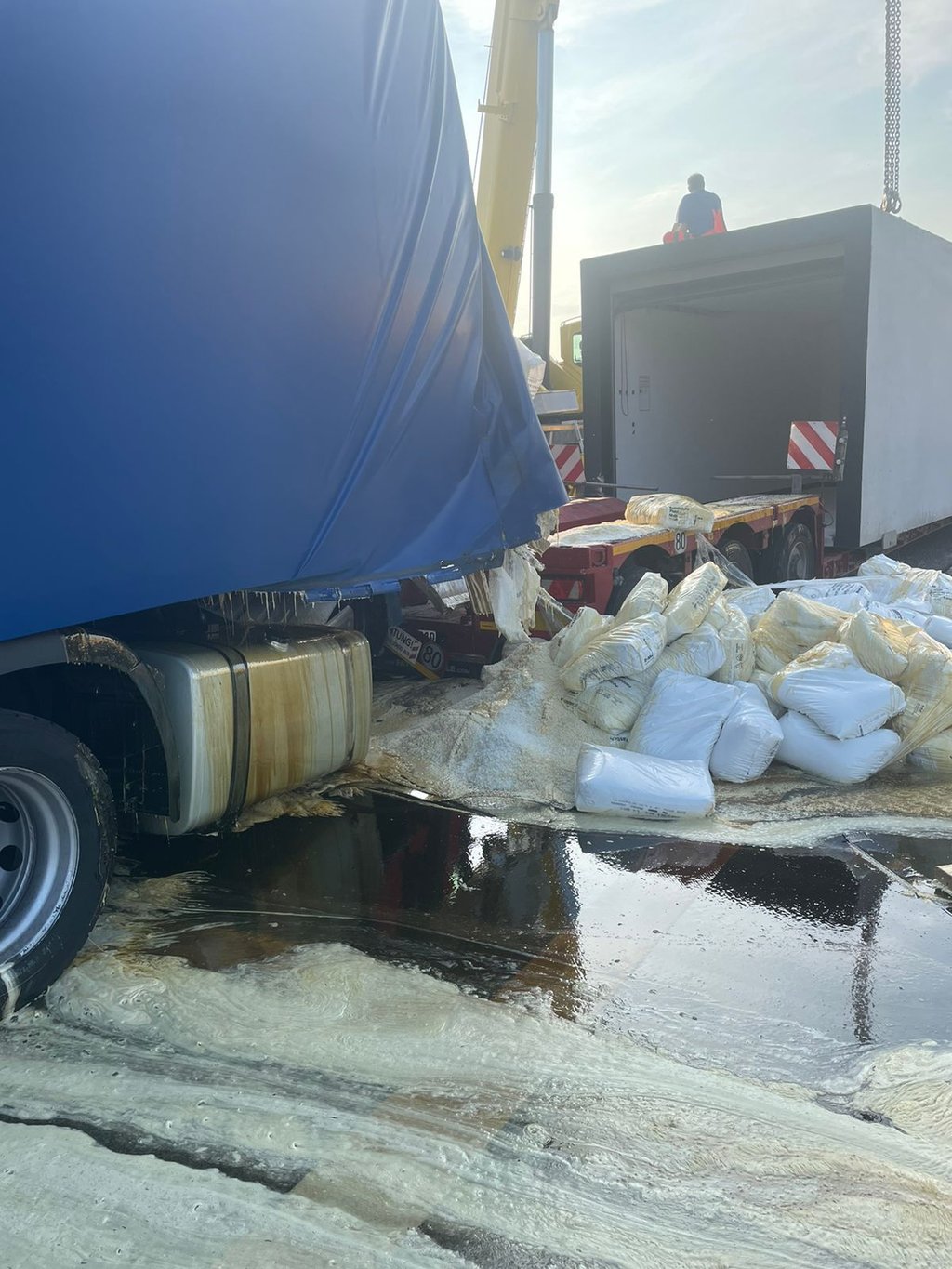 Die A2 wird aktuell noch immer gereinigt. Die Arbeiten dauern bis in die Abendstunden an.