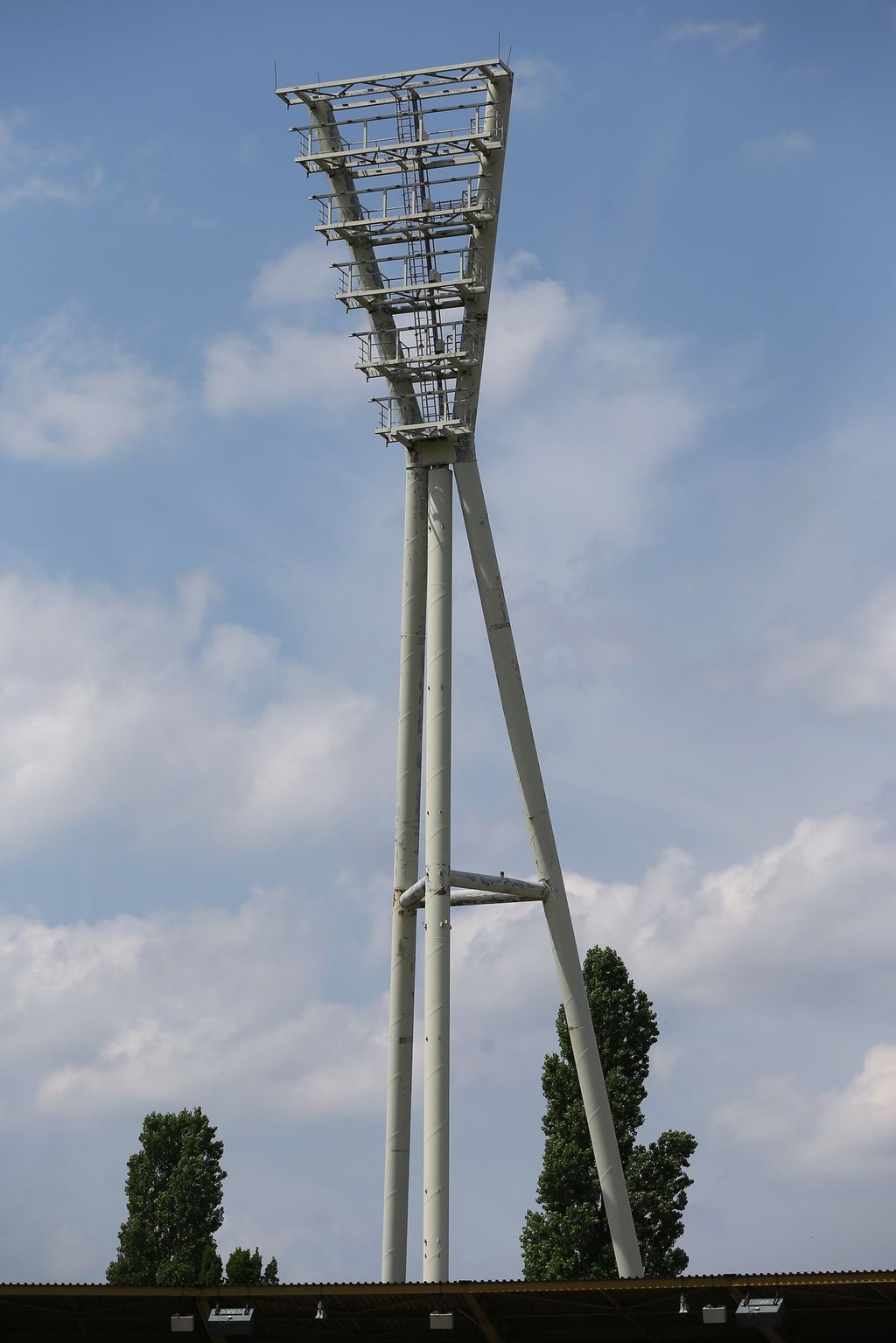 EIn Flutlichmast im Friedrich-Ludwig-Jahn-Sportpark.