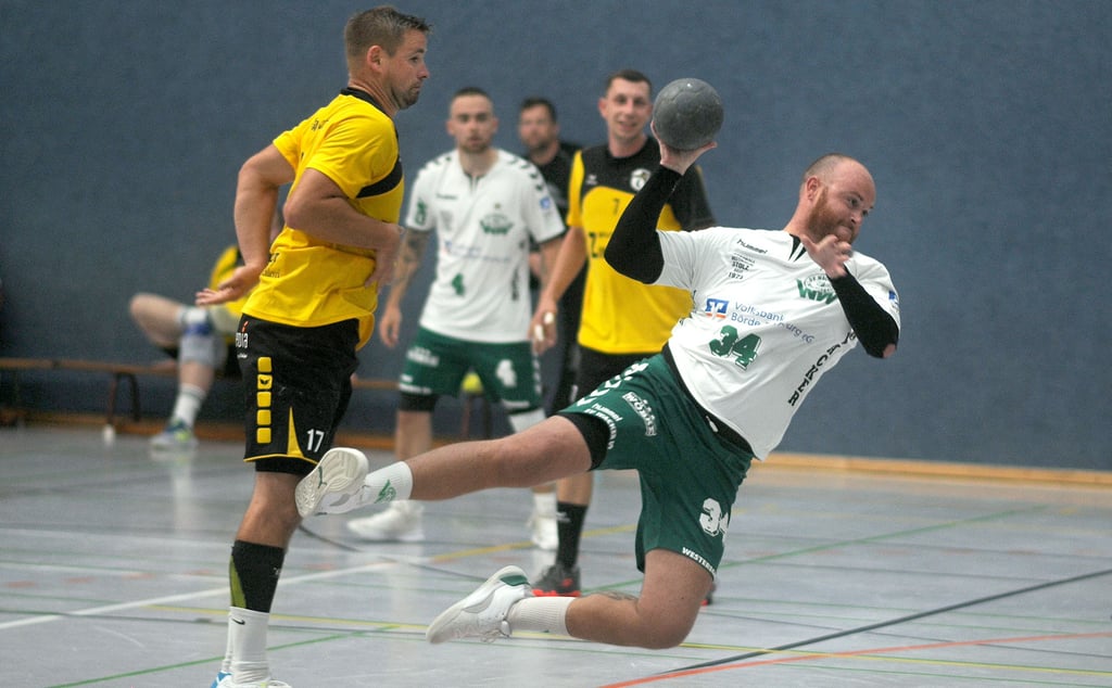 Marcel Pufahl (am Ball), der vor einem Jahr von der Platte auf die Trainerbank von Handball-Verbandsligist Wacker Westeregeln wechselte, wird künftig wieder häufiger selbst spielen und als Spielertrainer fungieren.