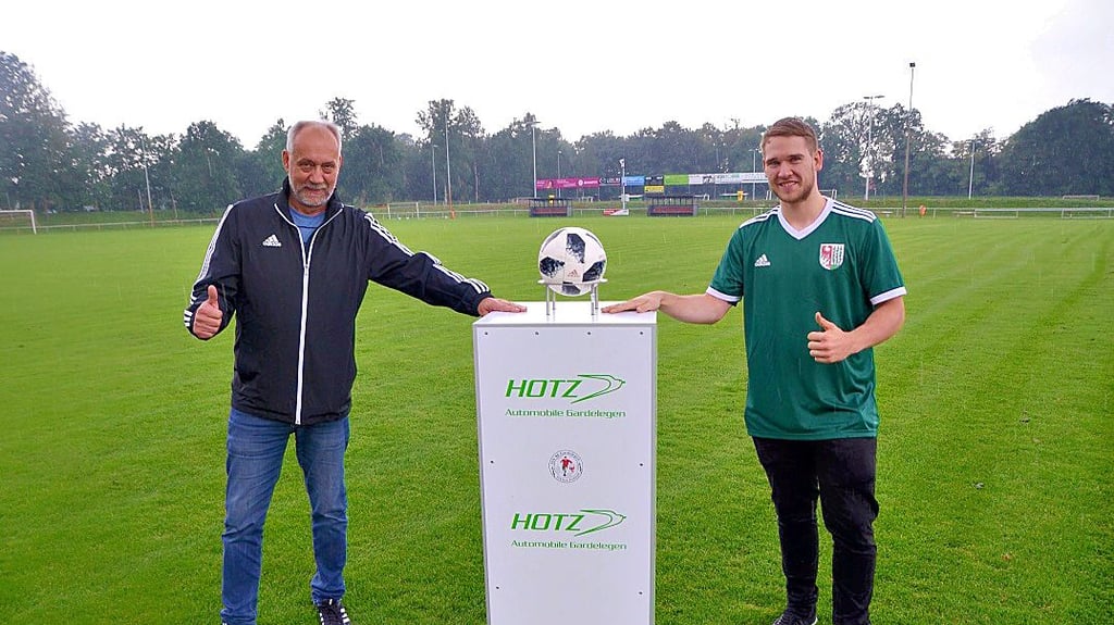 Ab 18 Uhr rollt am Freitag, 17. September, der Ball: Ein Team des SSV 80, hier Vereinschef Jens Bombach (links), spielt gegen eine Mannschaft aus Verwaltung/Politik mit Fabian Krüger.