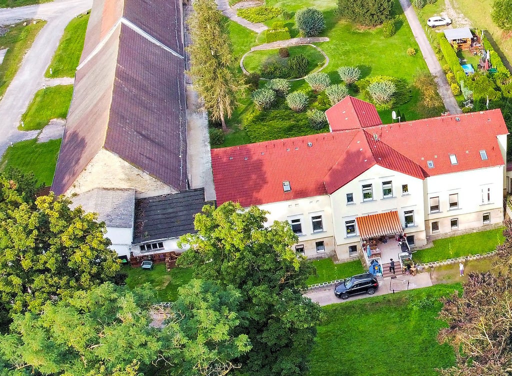 Diese Luftbildaufnahme vom Rittergut Schafsee zeigt vorn das Herrenhaus und links die nebenstehende Scheune, die laut den Überlegungen des Eigentümers Wolfgang Hick umgebaut werden könnte. Außerdem sehen diese vor, auf der rechten Seite ein ähnliches Gebäude zu errichten.