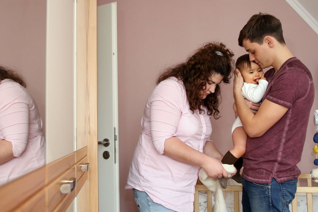 Die partnerschaftliche Betreuung des Babys ist nicht selbstverständlich in Deutschland.