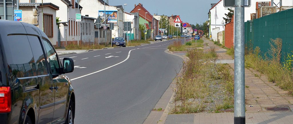 Die Geschwister-Scholl-Straße in Schönebeck vom Streckenweg aus fotografiert. Bis zur Kurve nach Frohse sollen hier ab 2022 Geh- und Radweg saniert werden.
