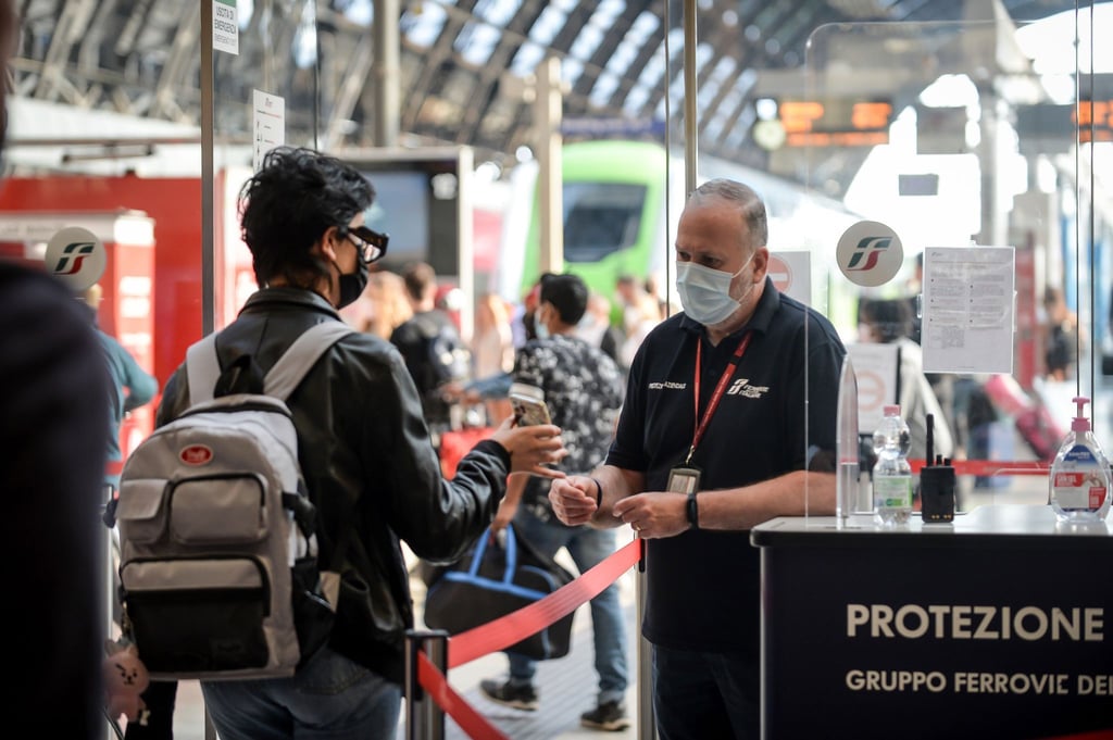 Italien verschärft seine Corona-Regeln. Wer mit Langstreckenbussen oder mit Fernzügen reist, braucht einen Nachweis, dass er gegen Covid-19 geimpft, negativ getestet oder genesen ist.