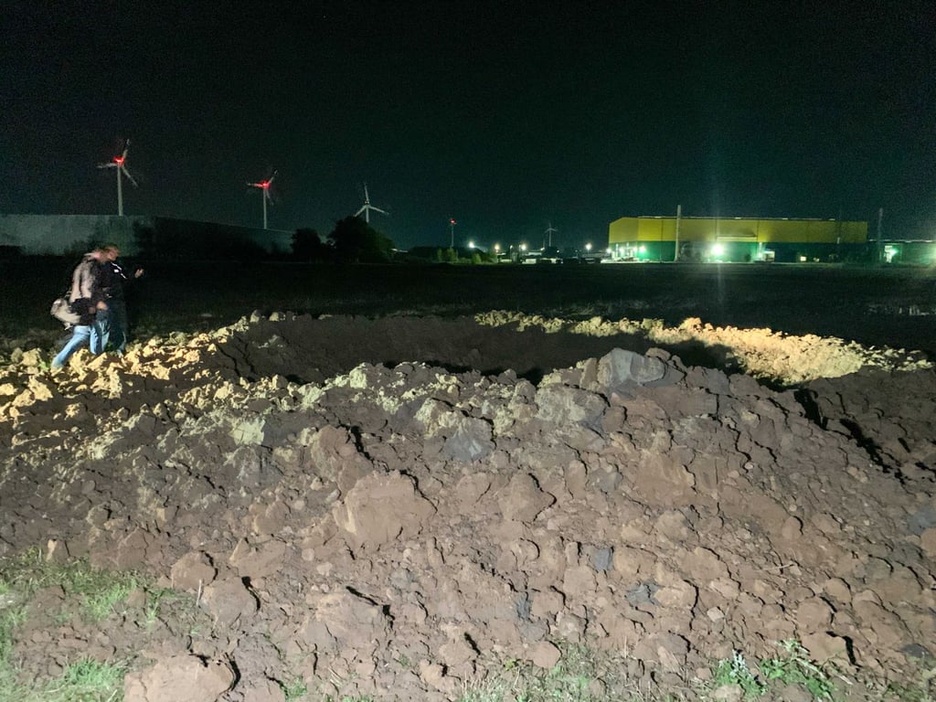 Ein große Krater klafft in Magdeburg an der Stelle, wo in der Nacht eine amerikanische Fliegerbombe gesprengt worden ist.