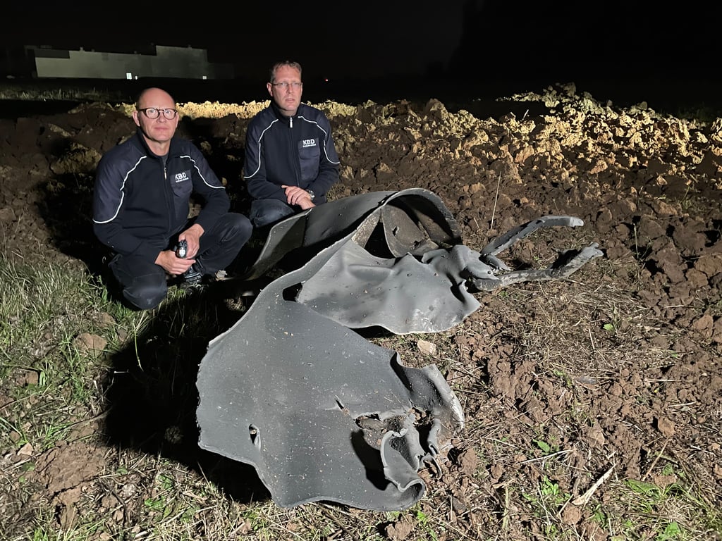 Olaf Machnik und Torsten Kresse vom Kampfmittelbeseitigungsdienst mit Resten der Schutzummantelung, mit der sie die Fliegerbombe in der ausgehobenen Grube gesichert hatten.