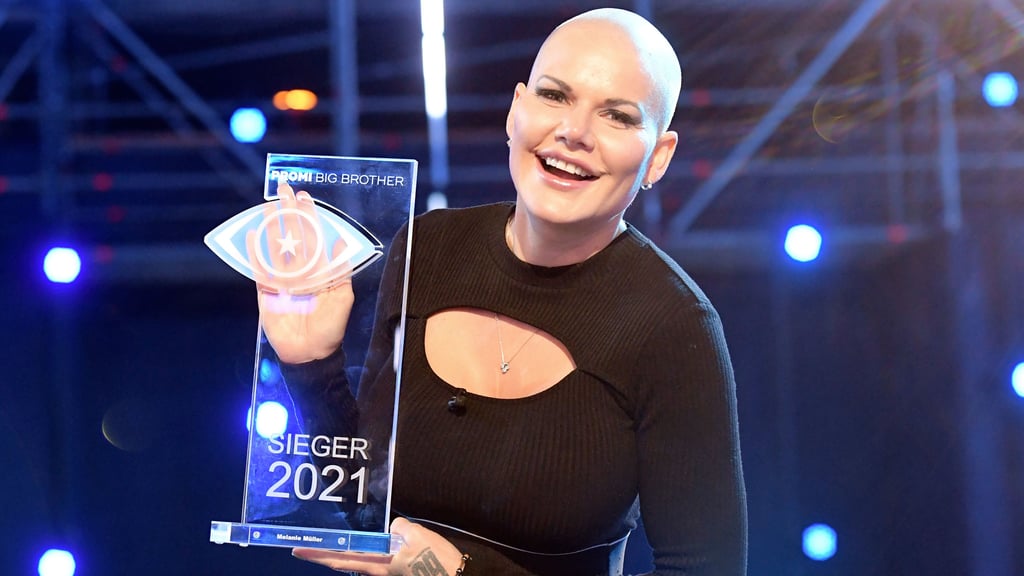 Melanie Müller zeigt ihren Pokal nach ihrem Sieg beim Promi Big Brother Event 2021. Nach drei Wochen leben vor Fernsehkameras wählten die Zuschauer sie zur Siegerin im Container. Foto: Roberto Pfeil/