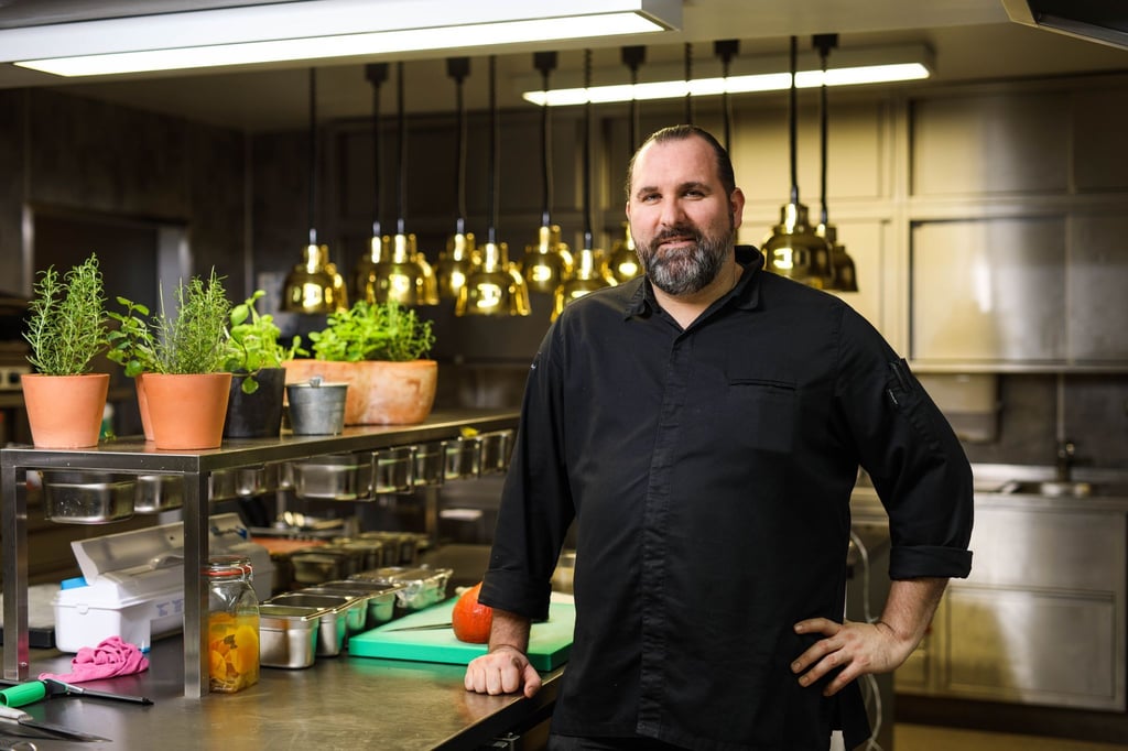 Der Sternekoch Andre Münch steht in der Küche des Restaurant Saphir. Der Küchenchef des Gourmet-Restaurants „Butt“ in Rostock-Warnemünde ist vom „Gusto Deutschland 2021/2022“ als „Aufsteiger des Jahres“ ausgezeichnet worden. Insgesamt stellt der Restaurantführer 900 Lokale vor.