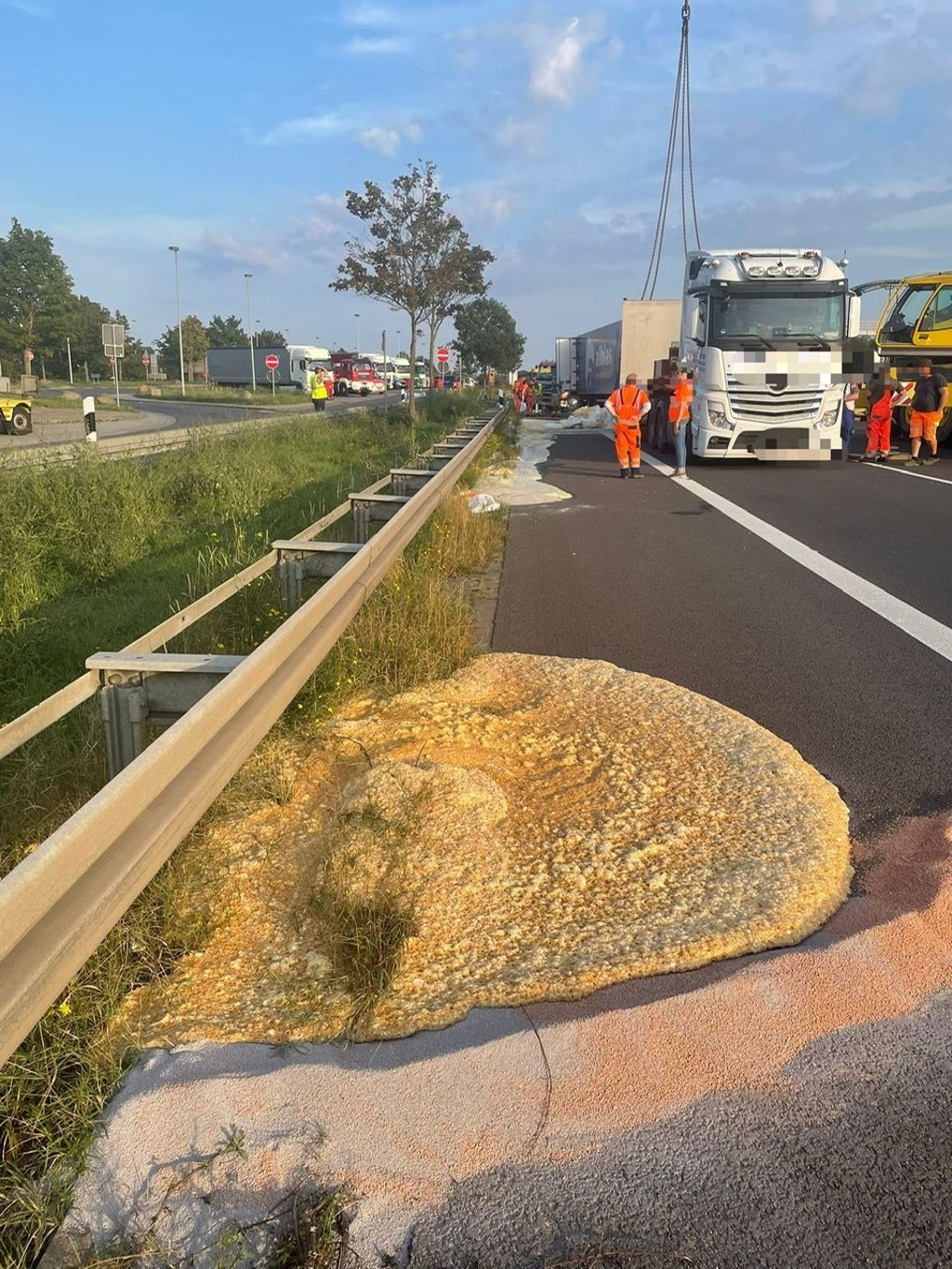 Wie aus der Mitteilung der Feuerwehr Helmstedt hervorgeht, trat in Folge des Zusammenstoßes ein flüssiger und ein fester Stoff aus. Beide Stoffe reagierten zusammen zu einer Art Bauschaum.