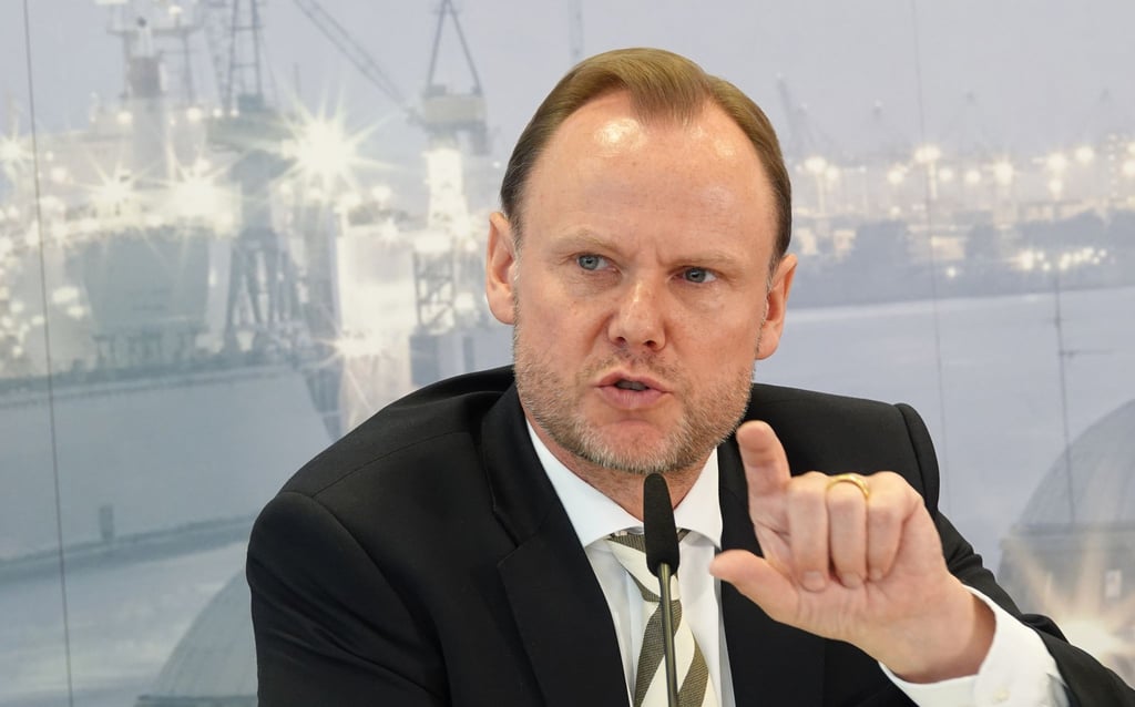 Der Innensenator von Hamburg, Andy Grote (SPD), gestikuliert bei einer Pressekonferenz.
