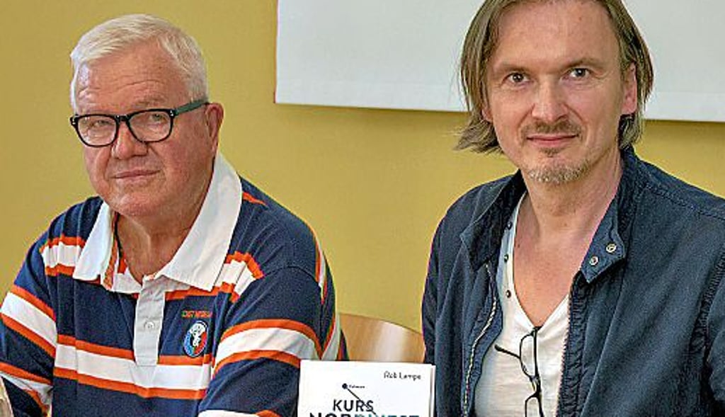 Es war die erste Lesung zu dem Buch ?Kurs NordWest?, das Autor Rob Lampe (rechts) und Protagonist Peter Döbler gaben.