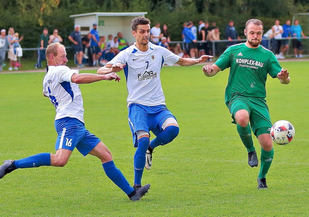 Die Gröninger Marcel Tangermann (links) und Matthias von der Weth versuchen Maximilian Eckert (Hadmersleben) den Ball abzunehmen.