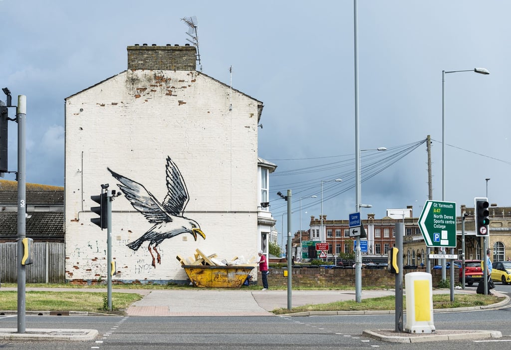 Undatiertes Handout-Foto eines der neuen Werke von Banksy an der Seite eines Hauses in Lowestoft.