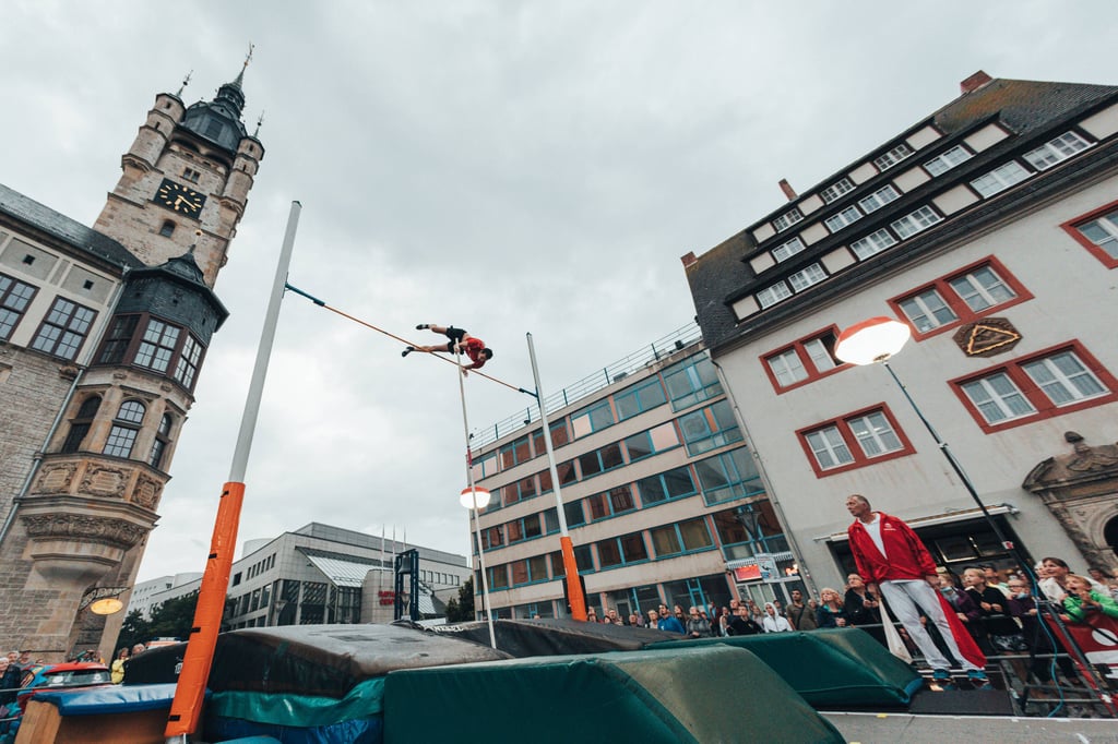 Internationale Top-Stabhochspringer waren beim Meeting auf dem Dessauer Marktplatz am Start.