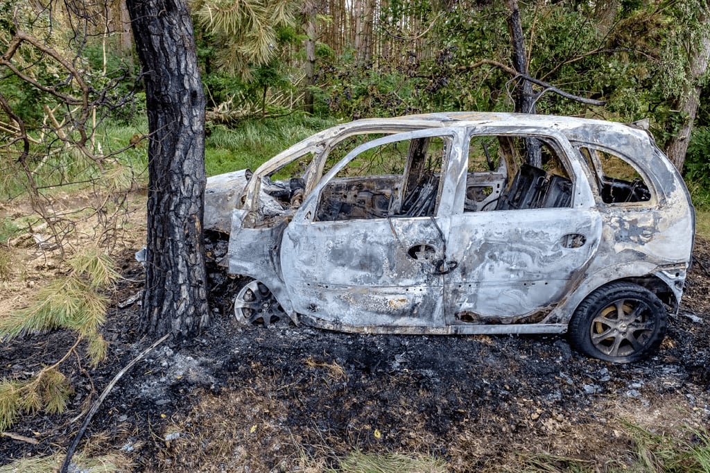 Das Auto brannte vollständig aus.