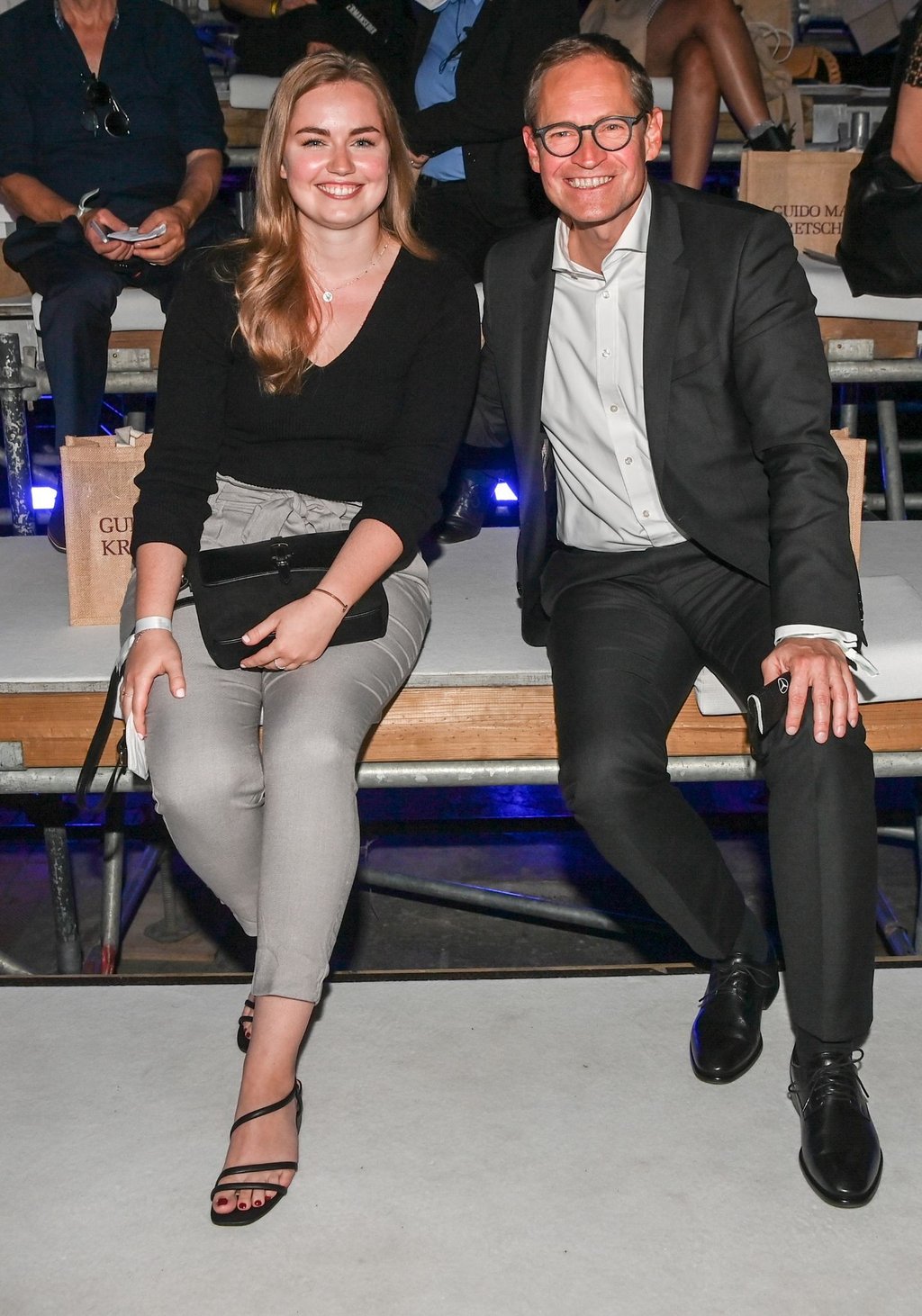 Michael Müller, Regierender Bürgermeister von Berlin, und Tochter Nina Müller sind Gäste der Show des Designers Guido Maria Kretschmer.