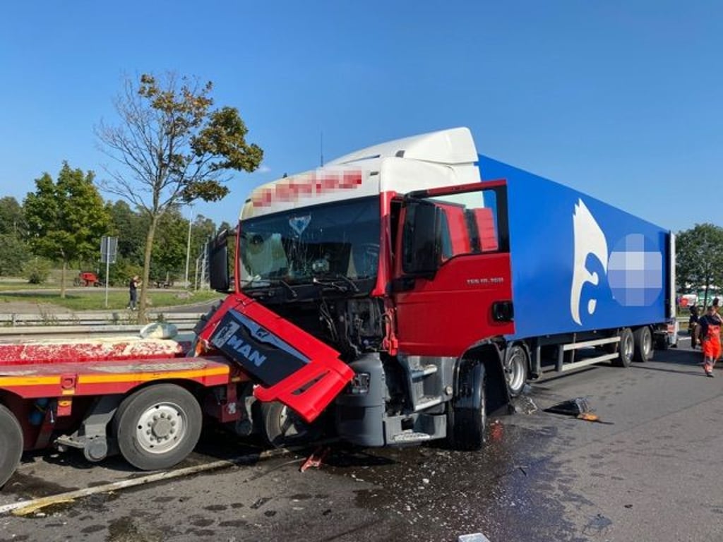 Auf der A2 in Richtung Hannover ist es gestern (14. September) zwischen zwei Lkws zu einem Unfall gekommen. Die Strecke ist bis heute Nachmittag noch voll gesperrt. Daher nutzen viele Fahrzeuge die Abfahrt Alleringersleben (Landkreis Börde), um den Stau auf der A2 zu umfahren.