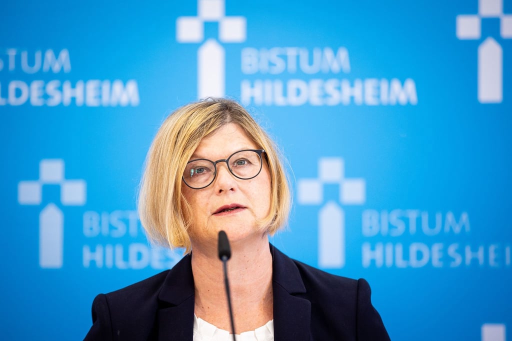 Antje Niewisch-Lennartz, frühere niedersächsische Justizministerin und Leiterin der Untersuchungskommission, informiert in Hildesheim über die Untersuchungsergebnisse.