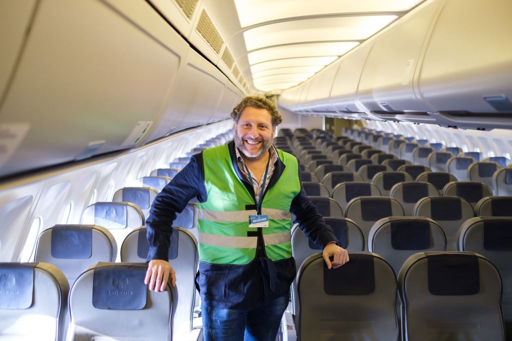 Fabrizio Sepe, Geschäftsführer des Serengeti-Parks, steht in seinem neuen Airbus A310 10+23. Der Airbus war zuletzt bei der Evakuierung von Personen aus Afghanistan im Einsatz und wird nun vom Serengeti-Park zu einem Restaurant ausgebaut.