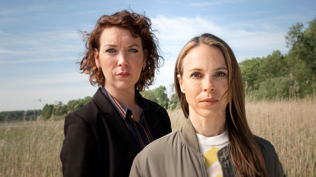 Lina Beckmann (l) und Anneke Kim Sarnau ermitteln jetzt gemeinsam im Rostocker „Polizeiruf 110“.