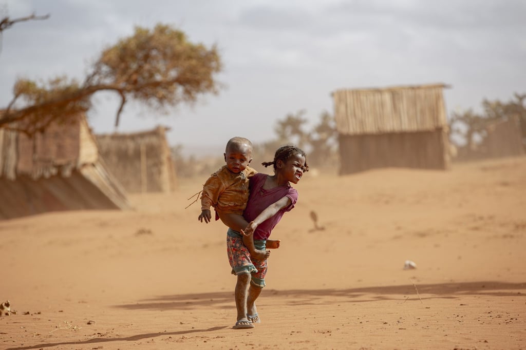Kinder im Süden Madagaskars. Auf dem vor Afrikas Ostküste gelgenen Inselstaat gefährdet die schlimmste Dürre seit 40 Jahren das Leben hunderttausender Menschen.