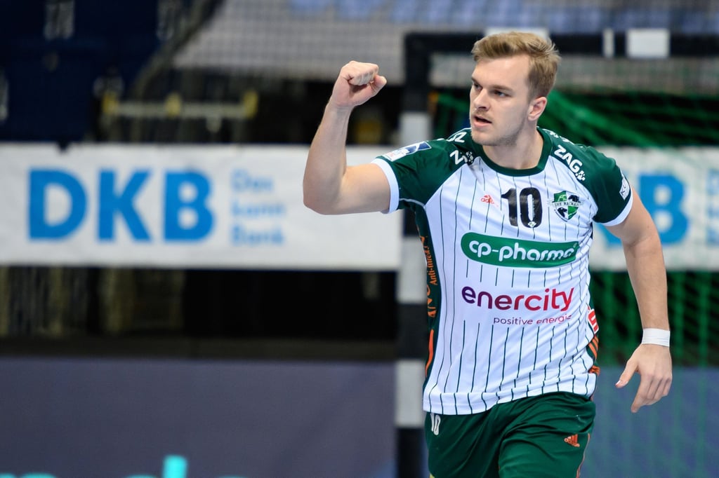 Hannovers Johan Hansen feiert ein Tor mit geballter Faust.
