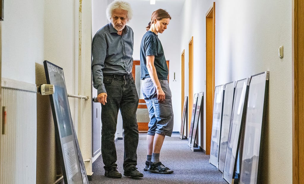 Thilo Viehrig und Sabine Ebert-Hoyer bereiten ihren Beitrag zur Ausstellung ?Inspirationsraum Leerstand? im Gebäude am Stephanplatz vor.