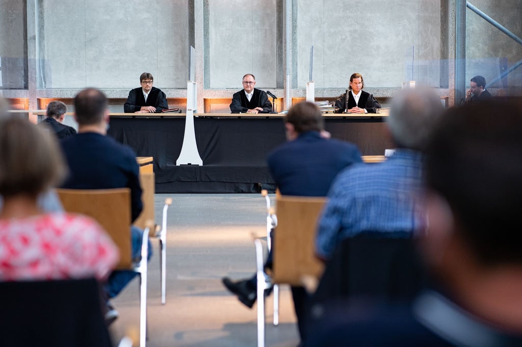 Der Vorsitzende Richter Johannes Wieseler (M) und seine Kollegen Volker Messing (l) und Dirk Pelzer sitzen zu Beginn der Berufungsverhandlung zu den Schadensersatzforderungen der Hinterbliebenen des Germanwings-Absturzes 2015 in der Lobby des Oberlandesgerichtes.