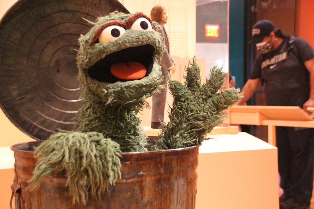 In der Ausstellung - „Marionetten von New York“ sitzt "Oscar" aus der Sesamstraße in seiner Mülltonne.