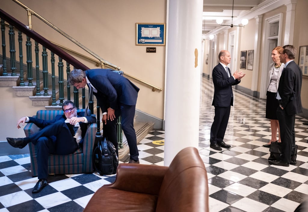 Olaf Scholz (3.v.r., SPD), Bundesfinanzminister, unterhält sich mit der Finanzministerin der USA, Yellen, mit Emily Haber, deutsche Botschafterin in den USA, und Jörg Kukies (r), Staatssekretär im Bundesministerium der Finanzen. Links an einem Sessel unterhalten sich Scholz Sprecher Steffen Hebestreit (2.v.l.) und Wolfgang Schmidt (l, SPD), Staatssekretär im Bundesministerium der Finanzen.