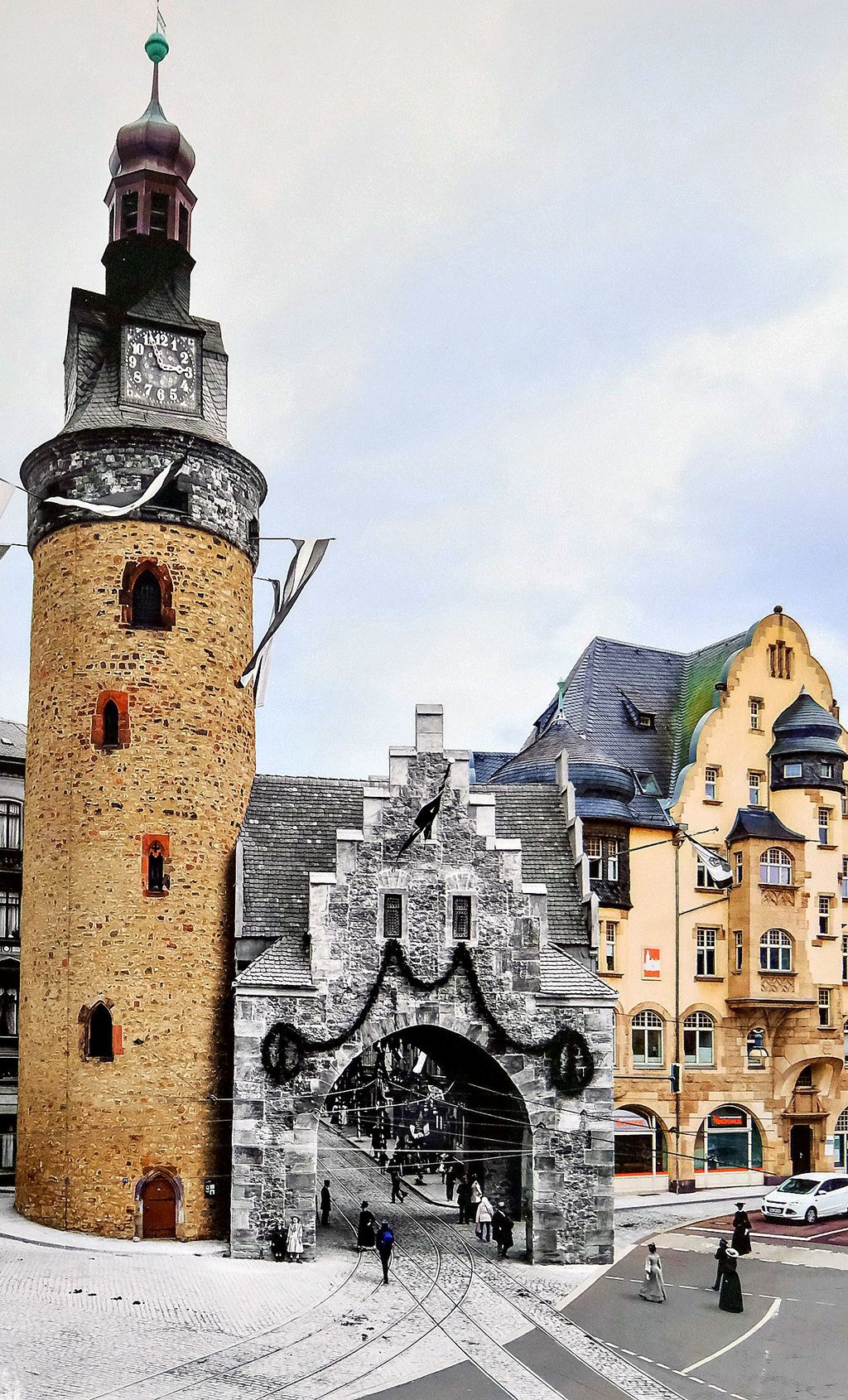 Am Leipziger Turm wurde das alte Galgtor in die moderne Ansicht ?montiert?.