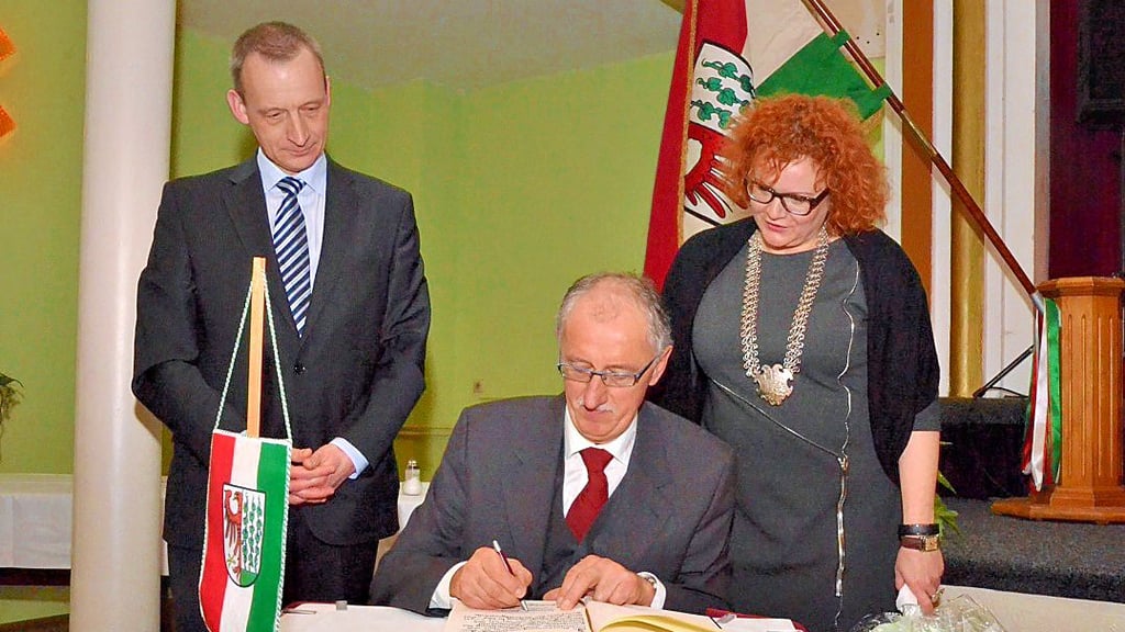 Hier durfte sich beim Bürgerempfang 2016 Gardelegens Alt-Bürgermeister, hier mit seiner Nachfolgerin Mandy Schumacher und dem Stadtratsvorsitzenden Kai-Michael Neubüser, ins Goldene Buch der Stadt Gardelegen eintragen.