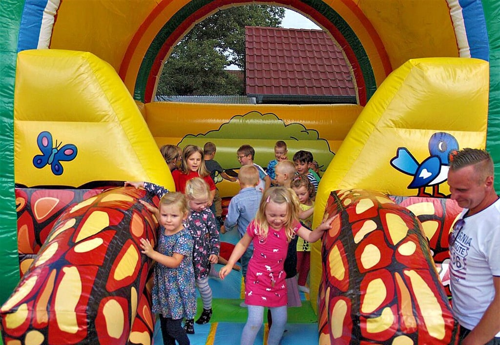 Die Hüpfburg wurde von den Kindern natürlich sofort in Beschlag genommen.