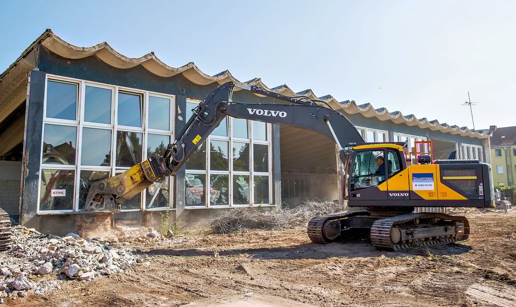 Derzeit wird die Schwimhalle am Naumburger Linsenberg abgerissen.