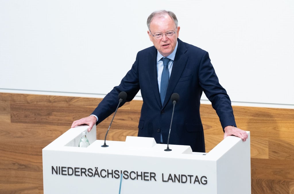 Ministerpräsident Stephan Weil (SPD) hält eine Regierungserklärung im niedersächsischen Landtag.