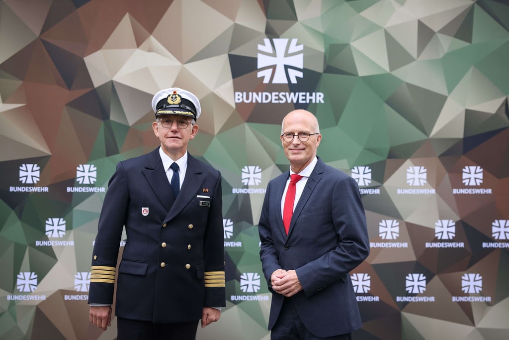 Erster Bürgermeister Peter Tschentscher und Michael Giss (l), Kapitän zur See und Kommandeur.