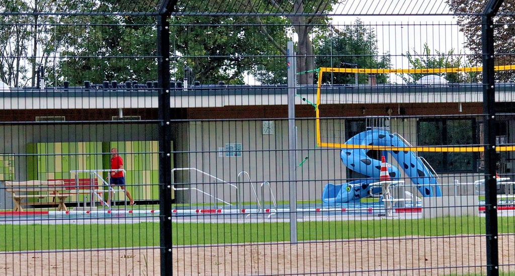 Blick durch den Zaun in das Hegerbad in Calbe. Die Freibadsaison endete gestern in der Saalestadt offiziell. Im kommenden Mai beginnt die nächste Freibadsaison.