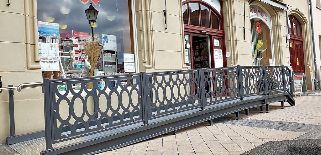 Die Altmark-Apotheke in Stendal hat eine Rampe. Unter anderem Rollstuhlfahrer und Eltern mit Kinderwagen haben es nun einfacher, die Apotheke zu besuchen.