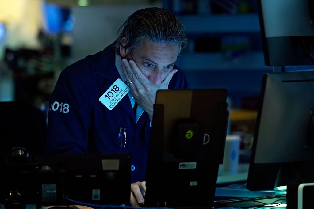 John Romolo, Börsenhändler, arbeitet auf dem Parkett der New Yorker Börse. Die mit Spannung erwarteten Inflationsdaten aus den USA haben den Notierungen an der Wall Street keinen Anschub verliehen.