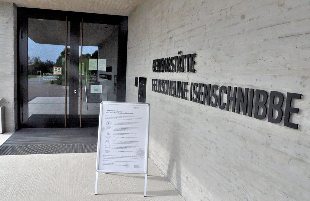 Geschlossene Tür am Tag des offenen Denkmals? Zumindest für ein Ehepaar, das die Ausstellung im Besucher- und Dokumentationszentrum der Gedenkstätte Feldscheune Isenschnibbe besuchen wollten.